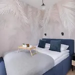 Beautiful Steam Park With Parking Old Town Cracow By Renters Apartman
